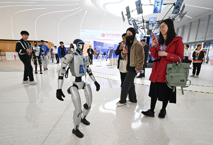 2025年3月26日,北京中关村国际创新中心的一款正在行走的宇树G1机器人吸引人们拍照留影。新华社记者 陈钟昊 摄.jpg 2025年3月26日,北京中关村国际创新中心的一款正在行走的宇树G1机器人吸引人们拍照留影。新华社记者 陈钟昊 摄.jpg