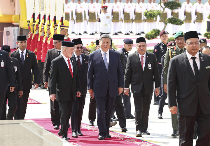 4月16日上午,马来西亚最高元首易卜拉欣在马来西亚国家王宫同中国国家主席习近平举行会见。易卜拉欣在国家王宫广场为习近平举行隆重欢迎仪式。新华社记者 黄敬文 摄.jpg 4月16日上午,马来西亚最高元首易卜拉欣在马来西亚国家王宫同中国国家主席习近平举行会见。易卜拉欣在国家王宫广场为习近平举行隆重欢迎仪式。新华社记者 黄敬文 摄.jpg