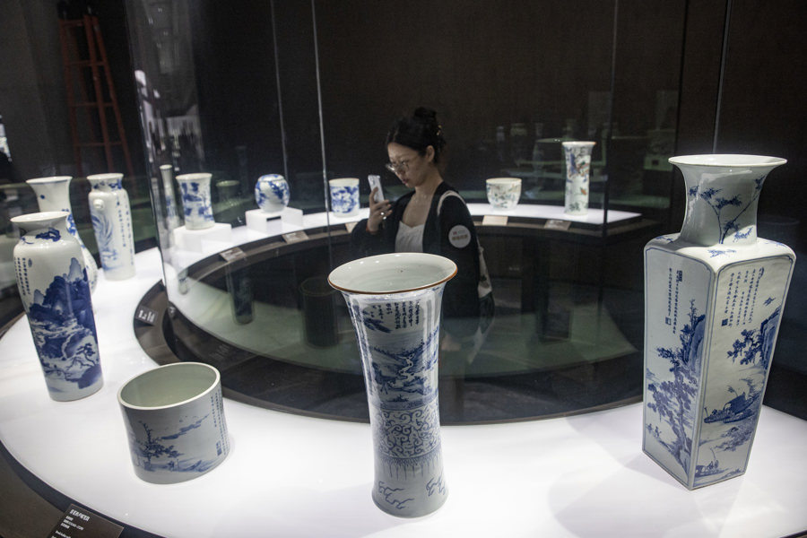 陶瓷展展出的青花瓷器。 记者 赖鑫琳 摄  .jpg