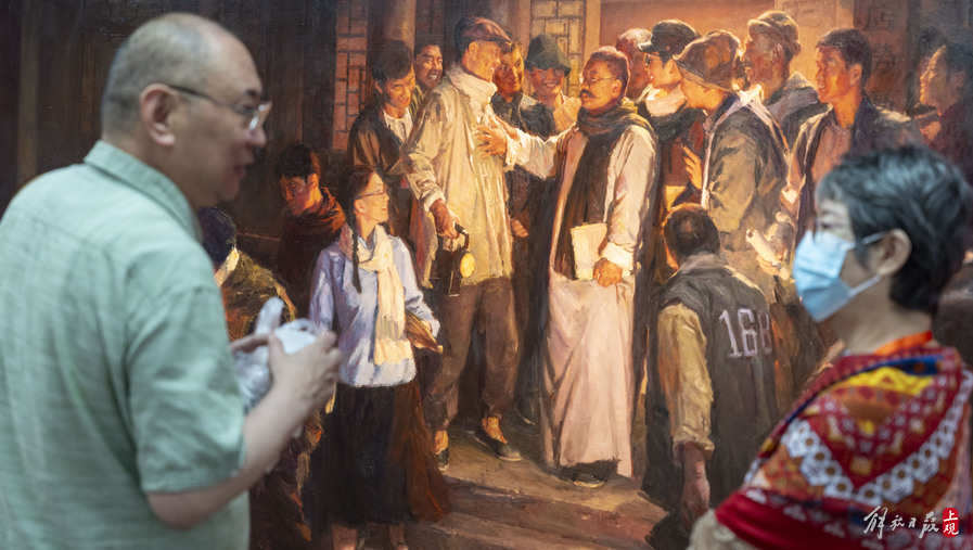 近日,“艺术中的红——重大历史题材美术创作工程”作品展开幕。图为上海戏剧学院教授李前(左)向观众介绍自己的展出作品《李大钊在长辛店》.jpeg 近日,“艺术中的红——重大历史题材美术创作工程”作品展开幕。图为上海戏剧学院教授李前(左)向观众介绍自己的展出作品《李大钊在长辛店》.jpeg