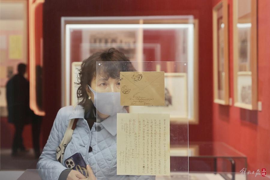 观众在观展。 均 记者 赖鑫琳 摄 .jpeg 观众在观展。 均 记者 赖鑫琳 摄 .jpeg