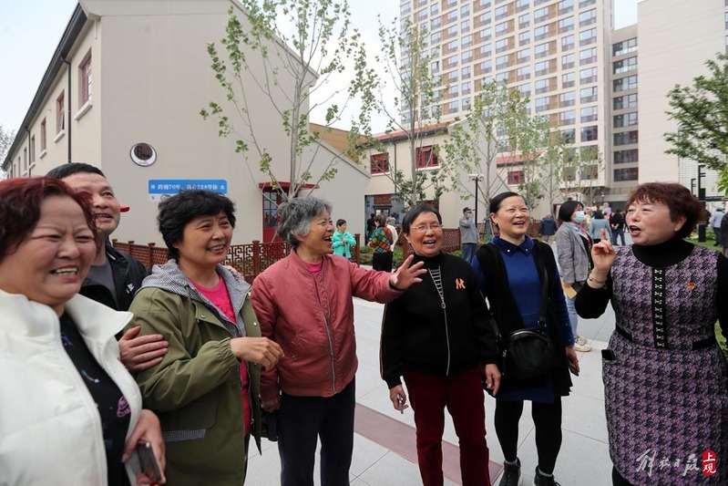 杨浦区长白228街坊焕新回归，成为城市更新叠加“15分钟社区生活圈”的样板街坊，从长白一村搬离的老邻居们一路走一路赞叹“老灵老灵”。 记者 蒋迪雯 摄（资料图片）.jpeg
