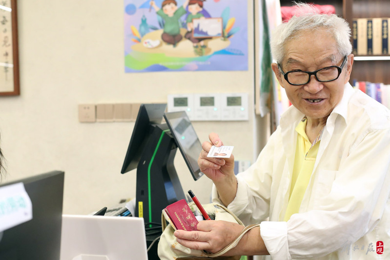 昨天上午,82岁的汪永明带着身份证、现金、老式手机,在1927·鲁迅与内山纪念书局购买上海书展的门票,5分钟里他顺利地买到了首日日场票。图为老汪出示身份证购票.jpeg 昨天上午,82岁的汪永明带着身份证、现金、老式手机,在1927·鲁迅与内山纪念书局购买上海书展的门票,5分钟里他顺利地买到了首日日场票。图为老汪出示身份证购票.jpeg