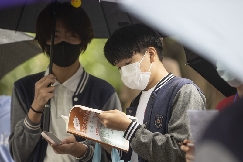 昨天,闵行区上海实验学校西校考点,考生在雨中撑伞候考.jpeg 昨天,闵行区上海实验学校西校考点,考生在雨中撑伞候考.jpeg