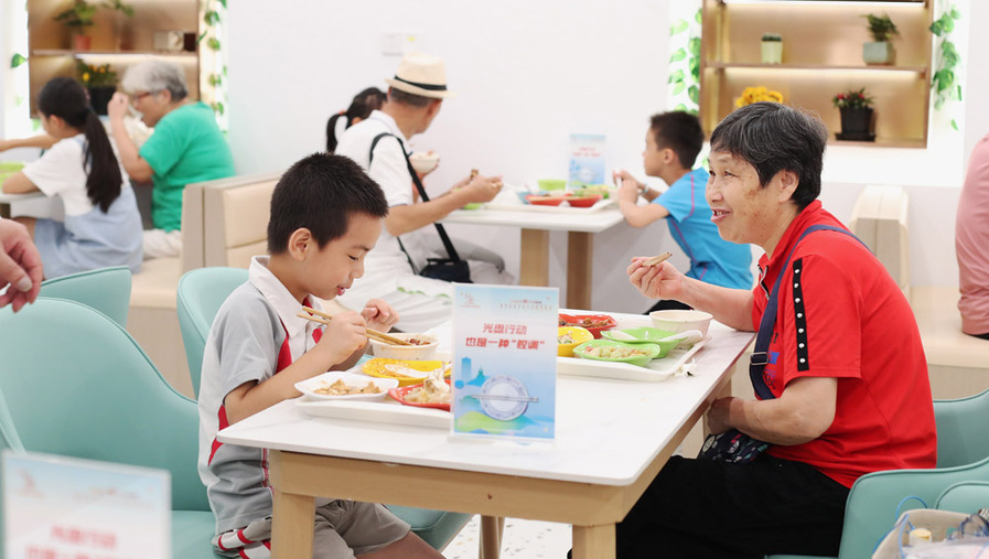 日前,虹口花园社区食堂“焕然”后重新开门迎客.jpeg 日前,虹口花园社区食堂“焕然”后重新开门迎客.jpeg