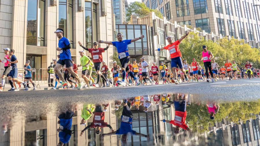 参加上海马拉松的选手们从太平湖侧的湖滨路跑向黄陂南路。记者 孟雨涵 摄 .jpeg 参加上海马拉松的选手们从太平湖侧的湖滨路跑向黄陂南路。记者 孟雨涵 摄 .jpeg