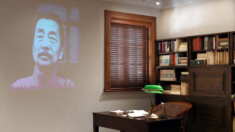 在虹口区溧阳路1367号二楼,通过数字化技术进行环境复原,放置着书桌、书架、藤椅、老式台灯等,配合投影,让人联想起鲁迅先生在此读书的样子。.jpeg 在虹口区溧阳路1367号二楼,通过数字化技术进行环境复原,放置着书桌、书架、藤椅、老式台灯等,配合投影,让人联想起鲁迅先生在此读书的样子。.jpeg