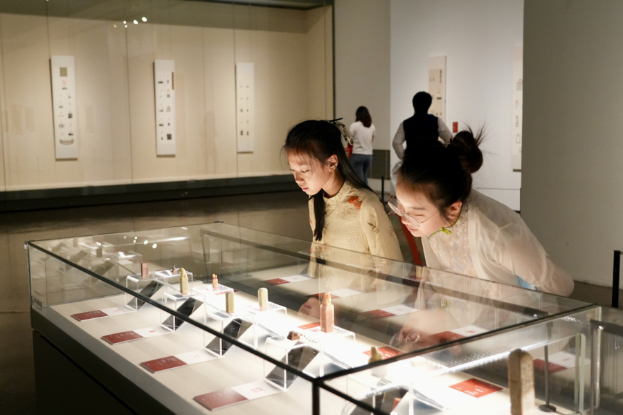 市民在参观全国第十三届书法篆刻展览进京展（上海巡展）。 资料图片.jpeg