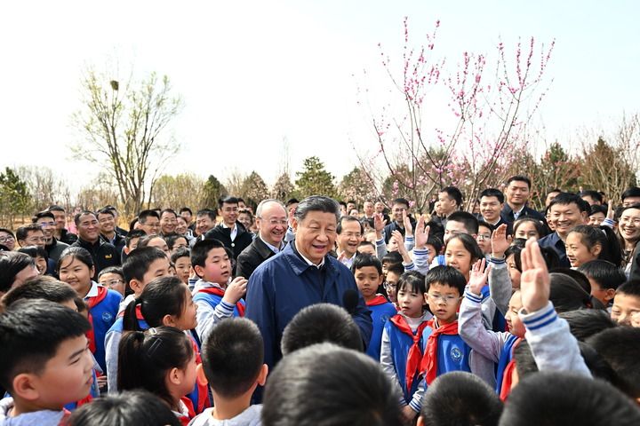 这是习近平同在场的干部群众、少先队员亲切交谈。新华社记者 燕雁 摄.jpg 这是习近平同在场的干部群众、少先队员亲切交谈。新华社记者 燕雁 摄.jpg