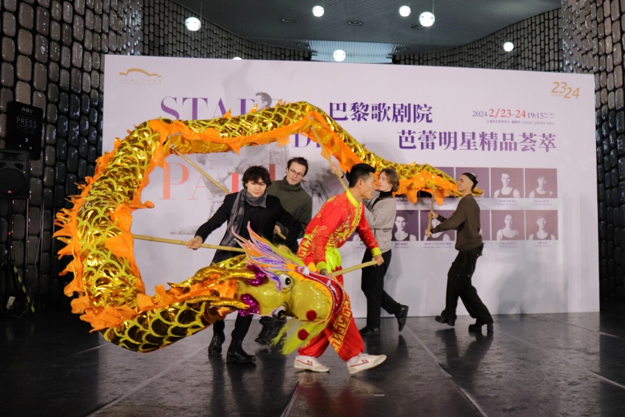 巴黎歌剧院芭蕾舞团明星舞者学舞龙。 资料图片.jpeg 巴黎歌剧院芭蕾舞团明星舞者学舞龙。 资料图片.jpeg