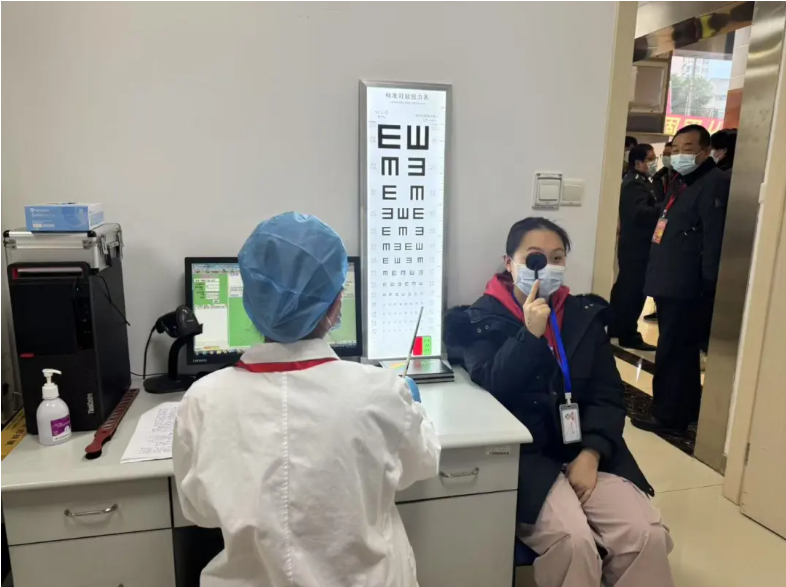 应征青年检查视力.png 应征青年检查视力.png