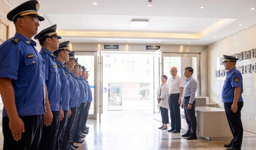 20240722103147025119.jpg 送清凉鼓干劲,区领导走访慰问战高温一线工作者2.jpg