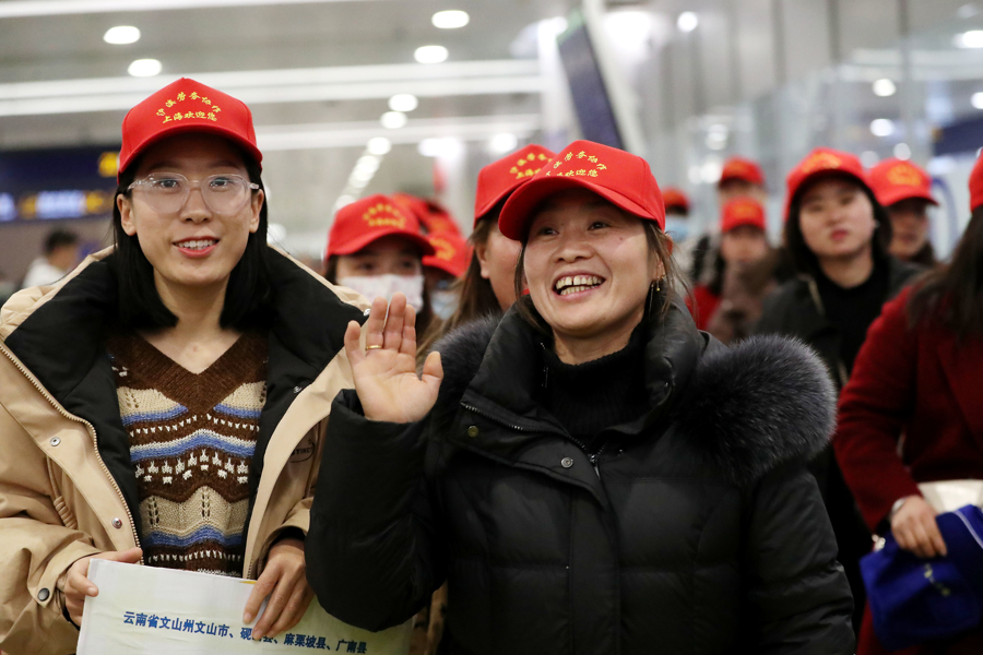 昨天,100名云南来沪务工劳动者顺利抵达浦东国际机场。记者 蒋迪雯 摄 .jpg 昨天,100名云南来沪务工劳动者顺利抵达浦东国际机场。记者 蒋迪雯 摄 .jpg