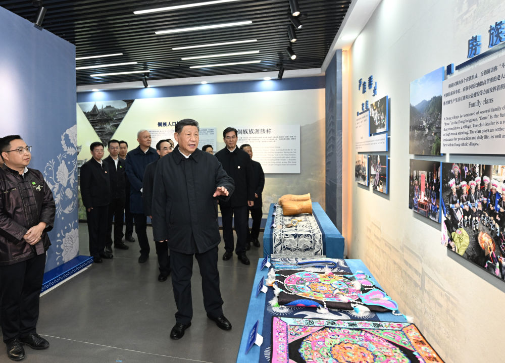 这是17日下午,习近平在黔东南州黎平县肇兴侗寨侗族文化展示中心考察。.jpg 这是17日下午,习近平在黔东南州黎平县肇兴侗寨侗族文化展示中心考察。.jpg