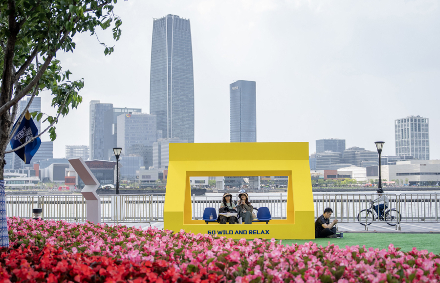 “五一”假期,市民打卡2025上海国际花展浦东新区前滩分会场。记者 孟雨涵 摄.jpg