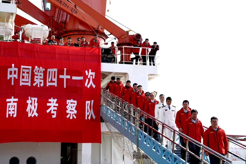 4月8日,中国第41次南极考察队队员代表走下“雪龙”号。 新华社发.jpg 4月8日,中国第41次南极考察队队员代表走下“雪龙”号。 新华社发.jpg