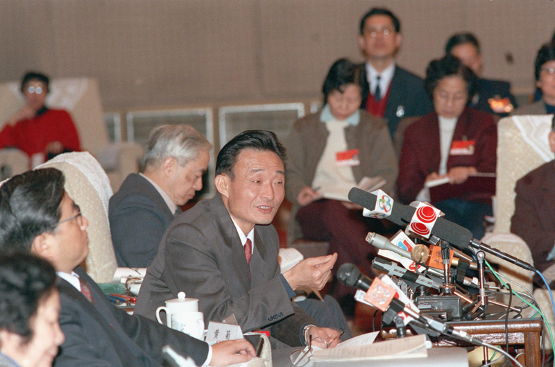 1994年3月，时任上海市委书记的吴邦国同志在全国两会上海代表团全团会议上。新华社记者刘建国 摄.jpg