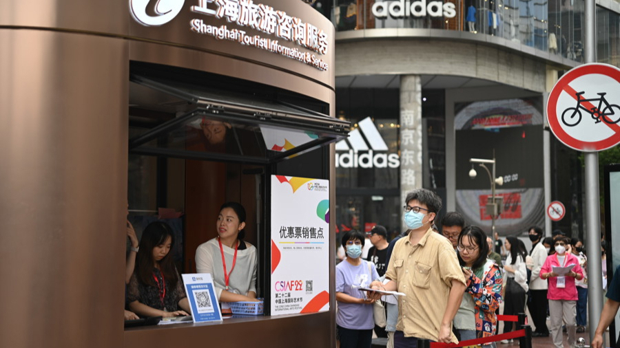 南京路步行街上的演艺大世界尾票亭门口,一大早就排起长队.jpeg 南京路步行街上的演艺大世界尾票亭门口,一大早就排起长队.jpeg