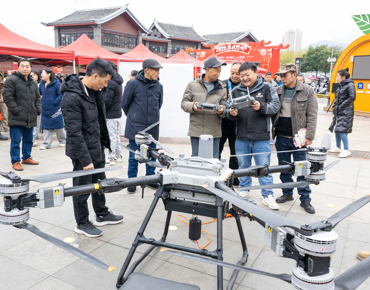 2025年2月6日，在湖北省宜昌市秭归县“春风行动”招聘现场，一家招聘农用无人机技术员的公司吸引了不少求职者。新华社发（郑家裕 摄）.jpeg