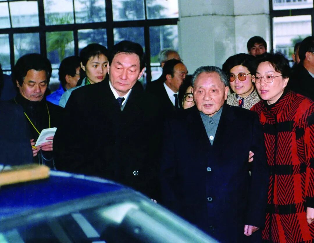 1991年2月6日,邓小平同志考察上海大众汽车有限公司,朱镕基同志陪同。.jpg