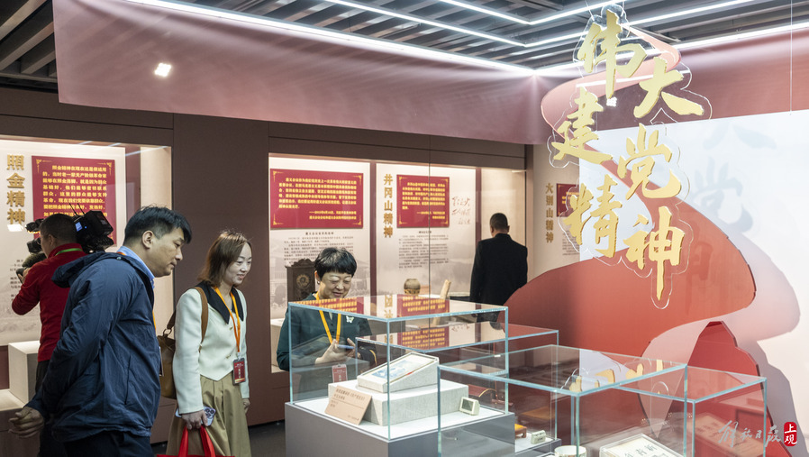 昨天,观众在参观“精神之路——中国共产党人伟大精神文物史料专题展”.jpeg 昨天,观众在参观“精神之路——中国共产党人伟大精神文物史料专题展”.jpeg