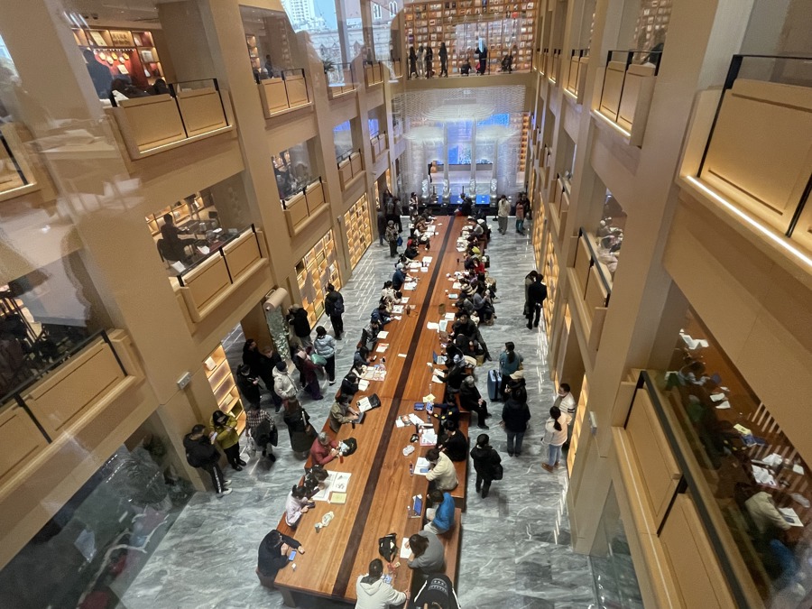 新年首日,徐家汇书院20米长“海上长桌”座无虚席。舒抒 摄 .jpeg 新年首日,徐家汇书院20米长“海上长桌”座无虚席。舒抒 摄 .jpeg