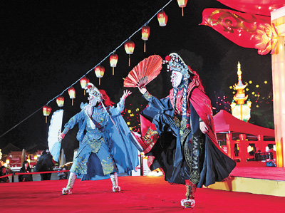 重庆黔江区城市大峡谷景区的演员在表演非遗川剧变脸。.jpg 重庆黔江区城市大峡谷景区的演员在表演非遗川剧变脸。.jpg