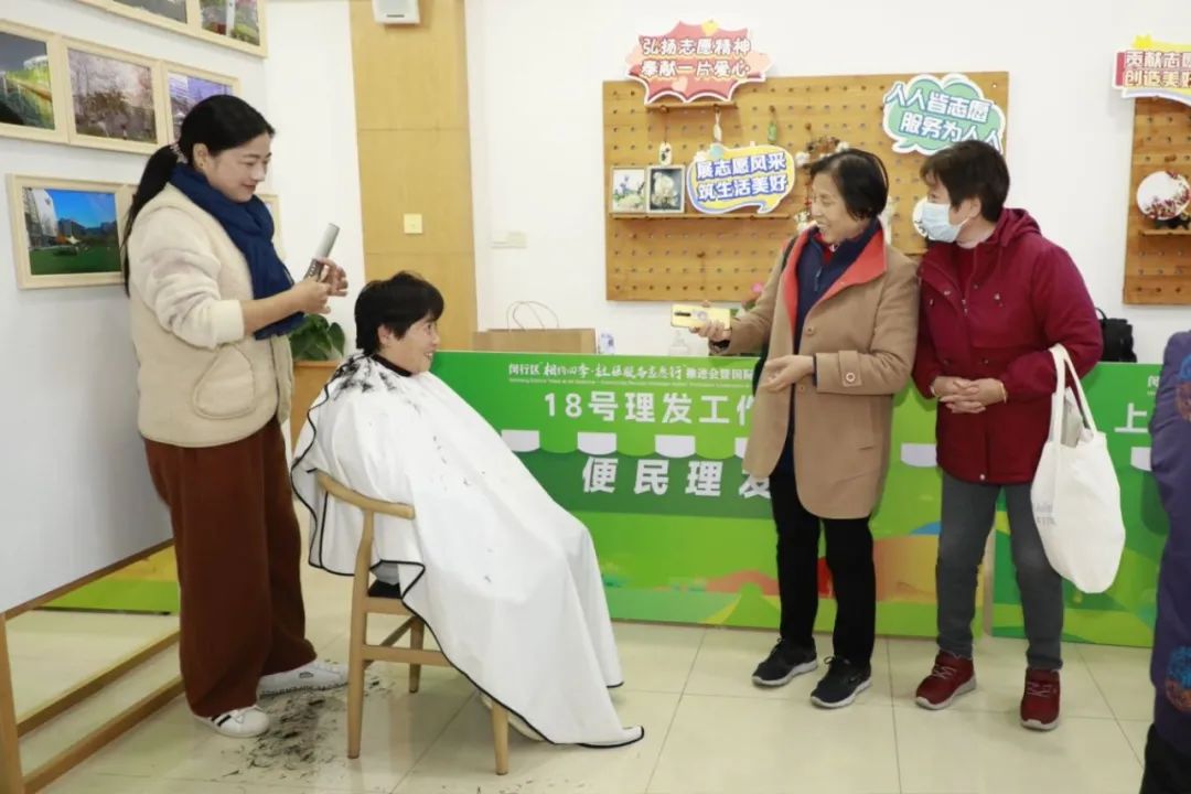 活动现场推出了多项志愿服务项目.jpg 活动现场推出了多项志愿服务项目.jpg