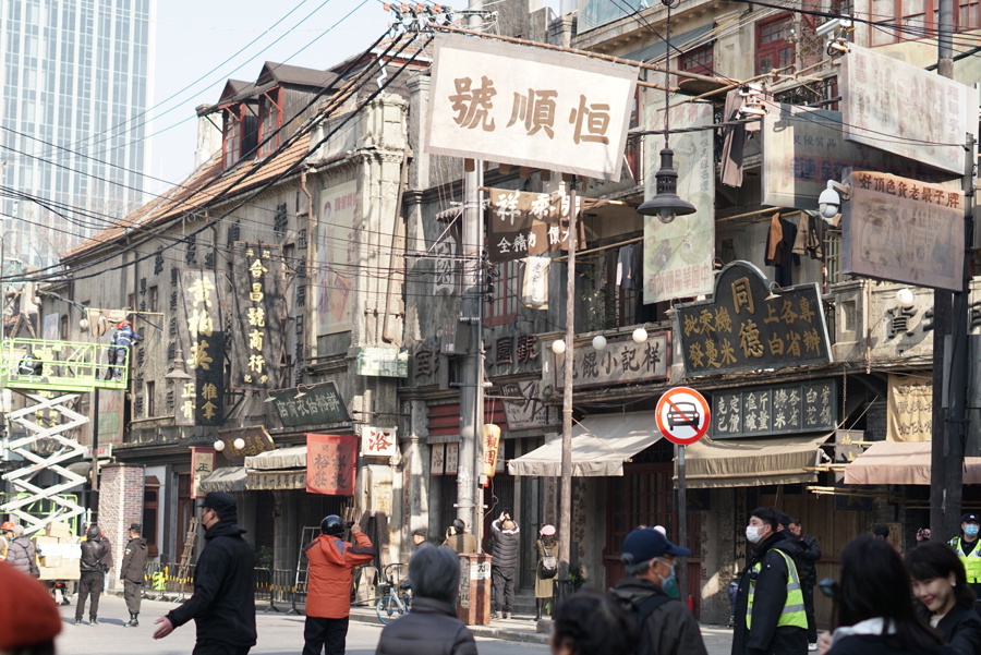 乍浦路布景处吸引市民纷纷打卡。.jpeg 乍浦路布景处吸引市民纷纷打卡。.jpeg