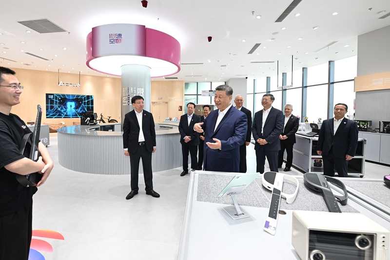 习近平在位于徐汇区的上海“模速空间”大模型创新生态社区人工智能产品体验店考察。新华社记者 谢环驰 摄.jpg
