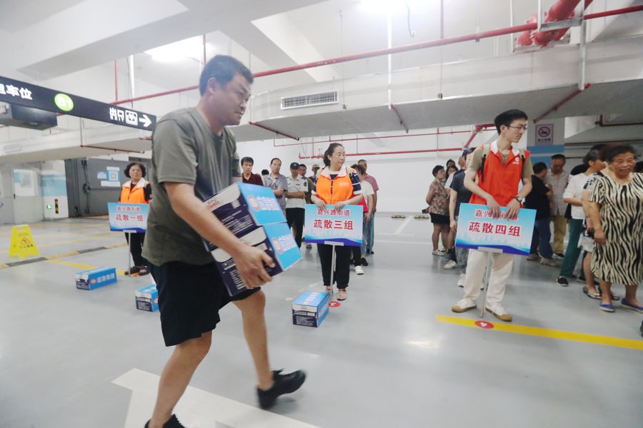 昨天，虹口区嘉兴路街道在防空警报试鸣期间组织人防疏散演练，引导群众有序疏散。记者 蒋迪雯 摄.jpg