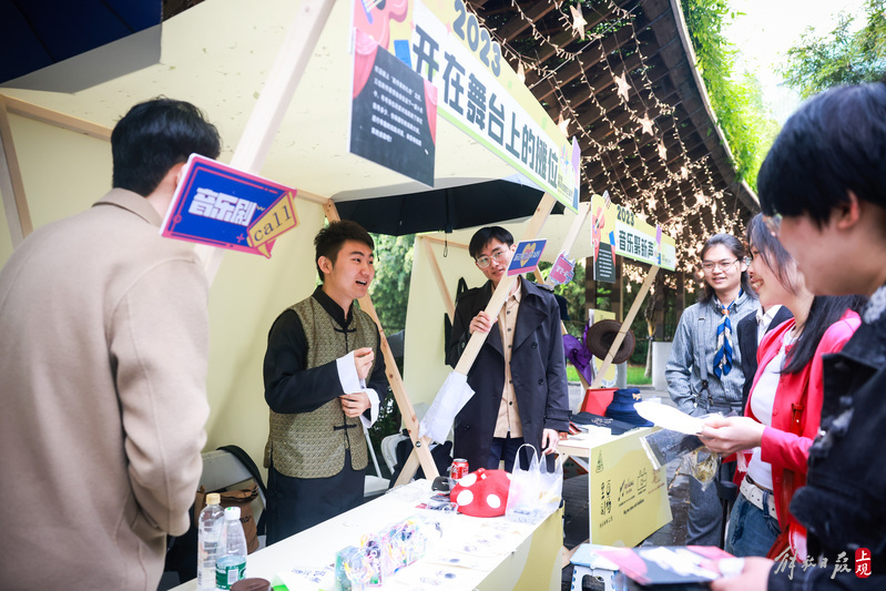 4月29日至5月7日,陆家嘴青年戏剧生活节举行。昨天,观众在木廊市集摊位前,通过音乐剧的互动方式获得周边产品。.jpeg 4月29日至5月7日,陆家嘴青年戏剧生活节举行。昨天,观众在木廊市集摊位前,通过音乐剧的互动方式获得周边产品。.jpeg