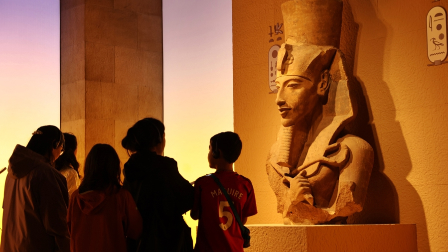 昨天,观众在上海博物馆参观“金字塔之巅:古埃及文明大展”。赖鑫琳 摄.jpg