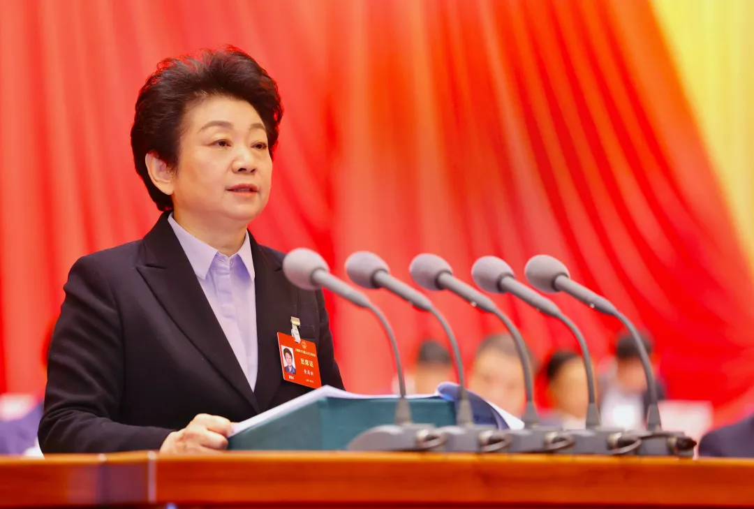 黄莉新作市人大常委会工作报告。 袁婧 摄.jpeg 黄莉新作市人大常委会工作报告。 袁婧 摄.jpeg