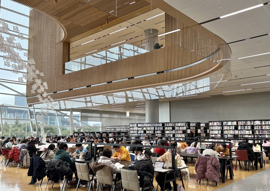 2月1日,上图东馆三楼阅读广场,读者在一片静谧中阅读、学习。 施晨露 摄 .jpeg 2月1日,上图东馆三楼阅读广场,读者在一片静谧中阅读、学习。 施晨露 摄 .jpeg