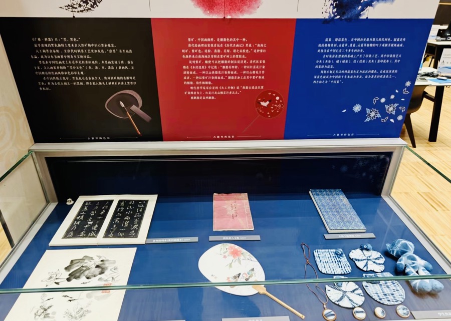 展柜中古籍与学生好意思术作品并置。 府上图片.jpeg