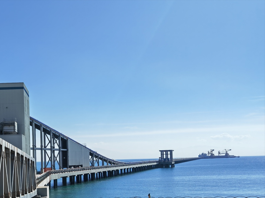 立志打造“一带一路”能源项目标杆的胡努特鲁发电厂,环保理念无处不在。跨海码头上一条全封闭的运煤管道直通发电厂原煤存储区,从根本上杜绝了原煤污染海水问题.jpeg 立志打造“一带一路”能源项目标杆的胡努特鲁发电厂,环保理念无处不在。跨海码头上一条全封闭的运煤管道直通发电厂原煤存储区,从根本上杜绝了原煤污染海水问题.jpeg