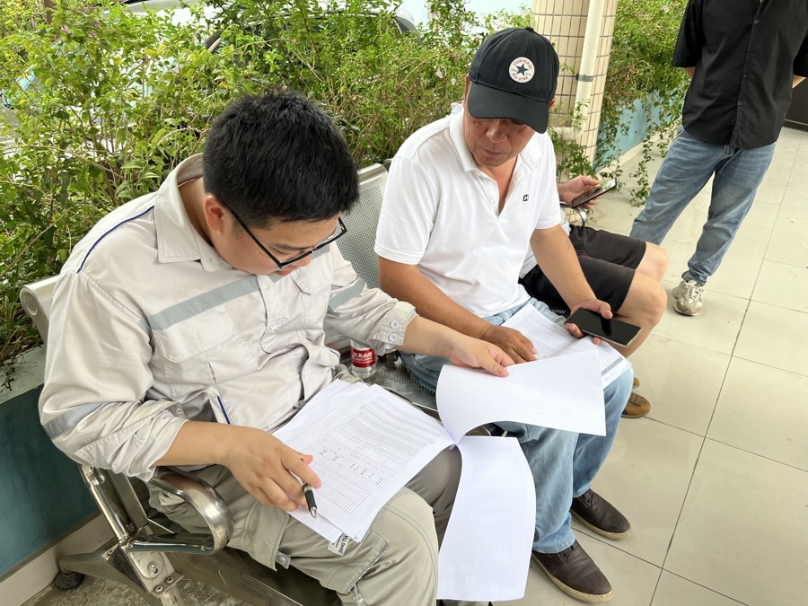 工地负责人一个个对照着手中的名单拨打电话,确认工地建设者的情况。记者 吴越 摄.jpg 工地负责人一个个对照着手中的名单拨打电话,确认工地建设者的情况。记者 吴越 摄.jpg