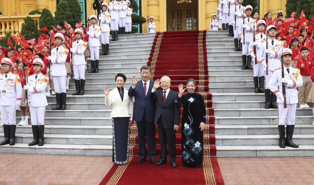 这是阮富仲在主席府广场为习近平举行隆重欢迎仪式。.jpeg 这是阮富仲在主席府广场为习近平举行隆重欢迎仪式。.jpeg