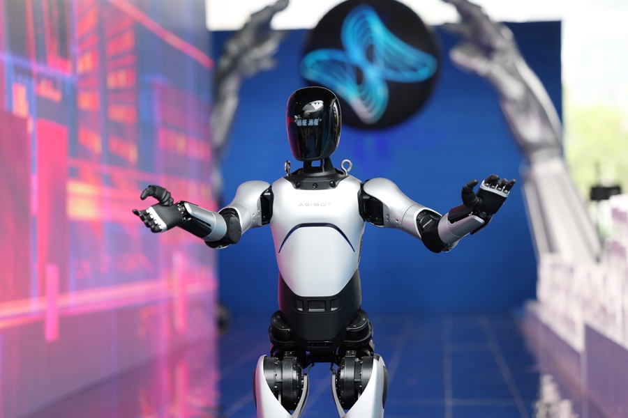 智元“远征A2”机器人在科学红毯秀上表演打太极。记者 赖鑫琳 摄.jpeg