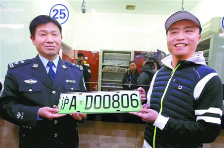 上海发出首批新能源车号牌 上海发出首批新能源车号牌