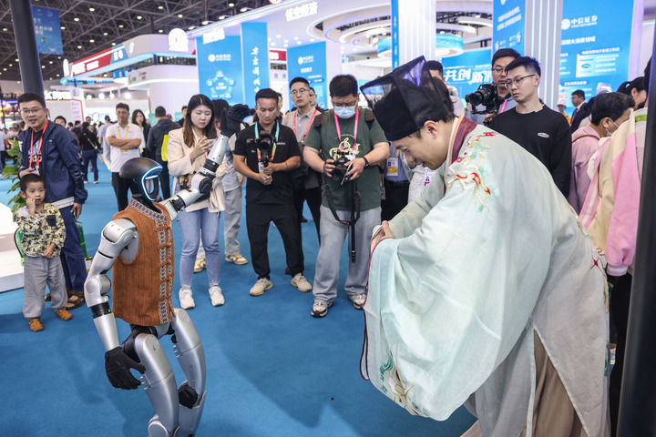 2025年4月13日,身着古装的观众在第五届消博会上与宇树科技的人形机器人互动。新华社记者 张丽芸 摄.jpg 2025年4月13日,身着古装的观众在第五届消博会上与宇树科技的人形机器人互动。新华社记者 张丽芸 摄.jpg