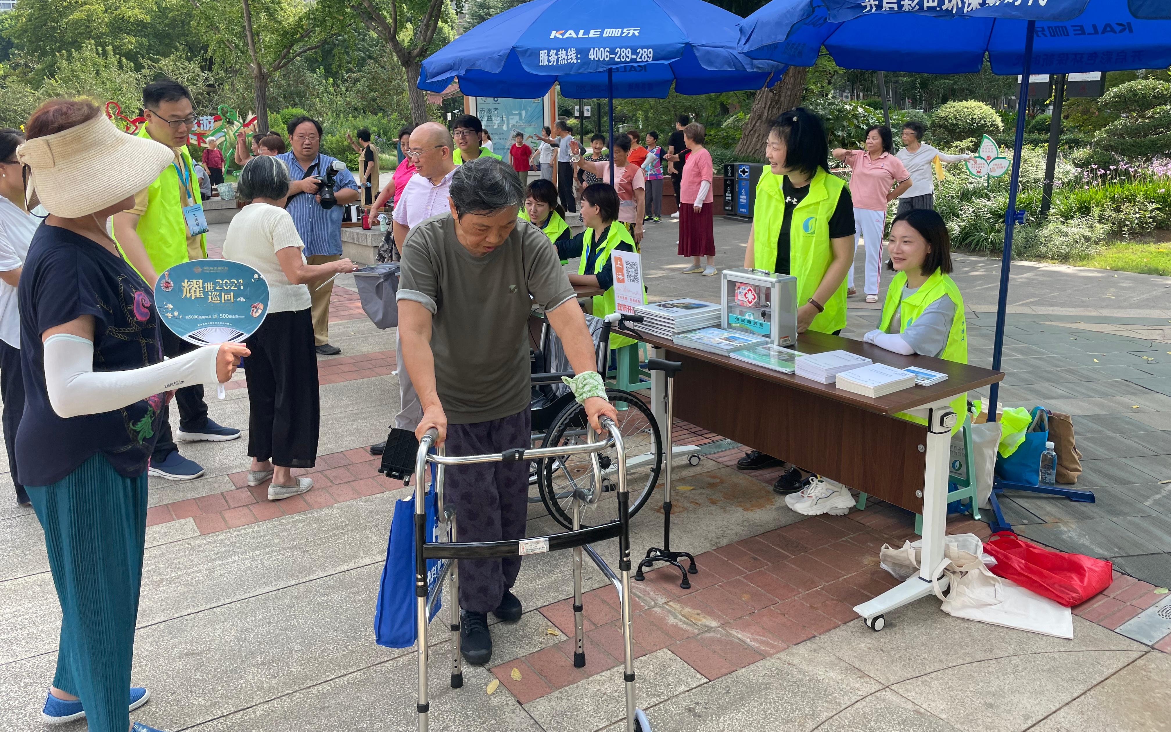 市民试用公厕适老化设施.jpg 市民试用公厕适老化设施.jpg