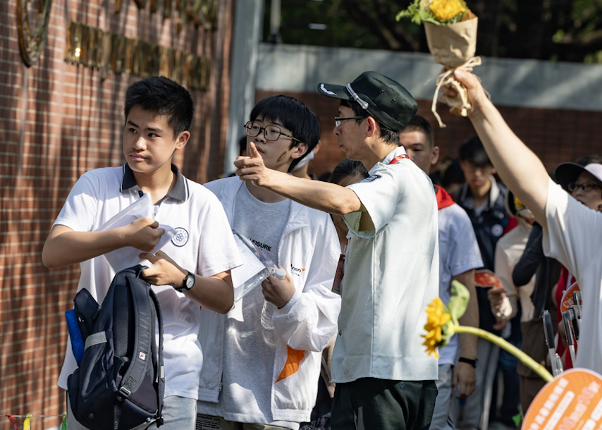 约12.7万考生参加今年上海中考 语文作文以“相互成全”为题 “无论最终少年们走向哪里 勇敢向前冲就已足够闪亮”