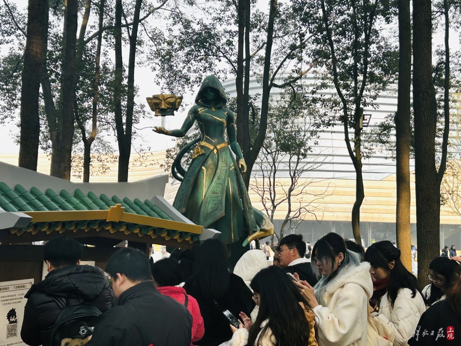 奇景铜像“悠古金面”被放大搬到三星堆博物馆现场。 施晨露 摄 .jpeg 奇景铜像“悠古金面”被放大搬到三星堆博物馆现场。 施晨露 摄 .jpeg