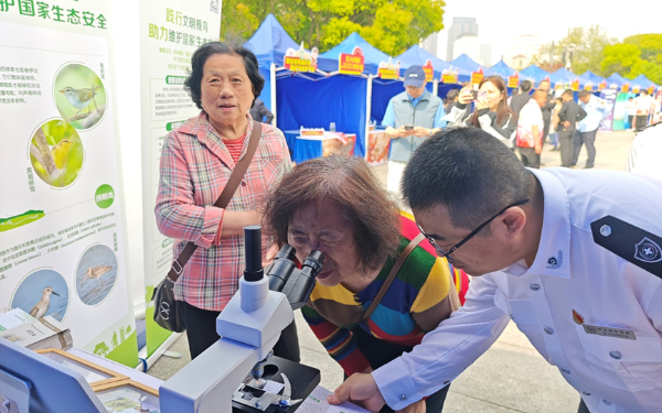 筑牢生态安全屏障,共御外来物种入侵——我站在外滩开展全民国家安全教育日宣传服务活动4.png 筑牢生态安全屏障,共御外来物种入侵——我站在外滩开展全民国家安全教育日宣传服务活动4.png