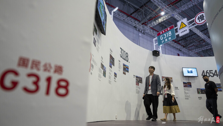 昨天,在上海旅游产业博览会上,“G318国民公路全国巡展”吸引了不少观众.jpeg 昨天,在上海旅游产业博览会上,“G318国民公路全国巡展”吸引了不少观众.jpeg