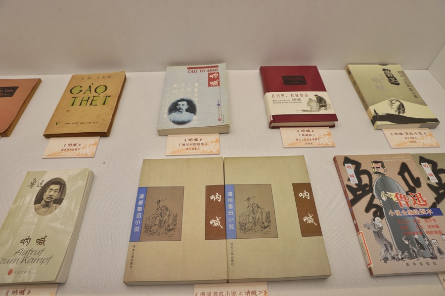 展览中展出上海鲁迅纪念馆藏的69种《呐喊》版本。.jpeg 展览中展出上海鲁迅纪念馆藏的69种《呐喊》版本。.jpeg