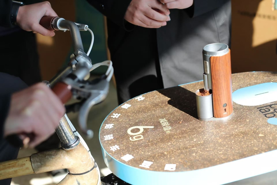 市民体验骑车磨咖啡豆。 均 记者 蒋迪雯 摄 .jpg 市民体验骑车磨咖啡豆。 均 记者 蒋迪雯 摄 .jpg