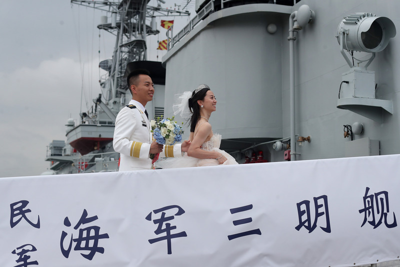 东部战区海军某护卫舰支队举行首届“缘定浦江 让爱启航”集体婚礼